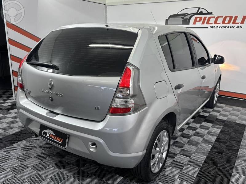 RENAULT - SANDERO 1.6 EXPRESSION 16V FLEX 4P MANUAL - 2013/2014 - PRATA - R$ 33.900,00