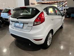 FORD - FIESTA 1.6 TITANIUM PLUS HATCH 16V FLEX 4P AUTOMÁTICO - 2016/2017 - BRANCA - R$ 59.900,00