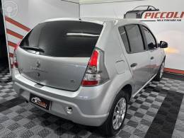 RENAULT - SANDERO 1.6 EXPRESSION 16V FLEX 4P MANUAL - 2013/2014 - PRATA - R$ 33.900,00
