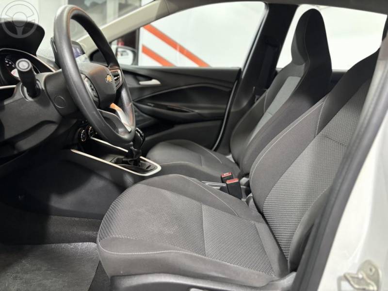 CHEVROLET - ONIX 1.0 LT2 FLEX 4P MANUAL - 2023/2024 - BRANCA - R$ 69.900,00