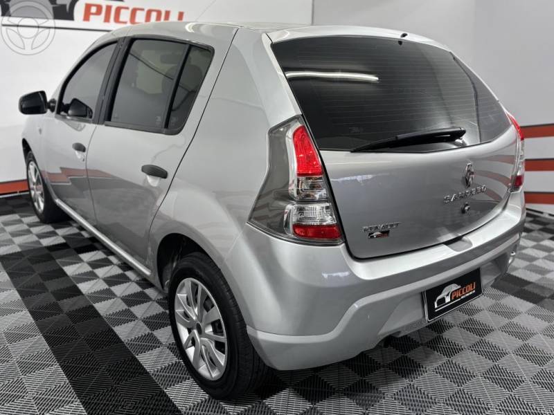 RENAULT - SANDERO 1.6 EXPRESSION 16V FLEX 4P MANUAL - 2013/2014 - PRATA - R$ 33.900,00
