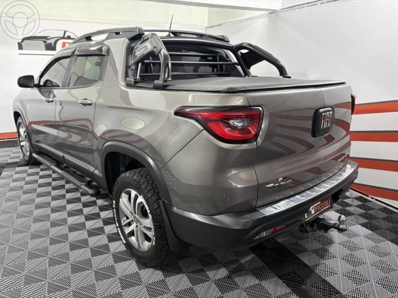 FIAT - TORO 2.0 16V TURBO DIESEL FREEDOM 4WD MANUAL - 2020/2020 - CINZA - R$ 102.900,00