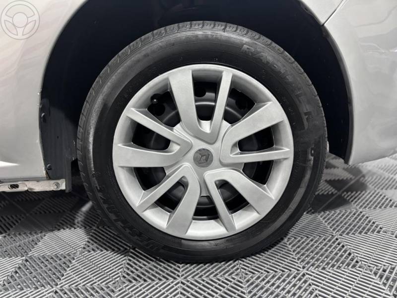 RENAULT - SANDERO 1.6 EXPRESSION 16V FLEX 4P MANUAL - 2013/2014 - PRATA - R$ 33.900,00