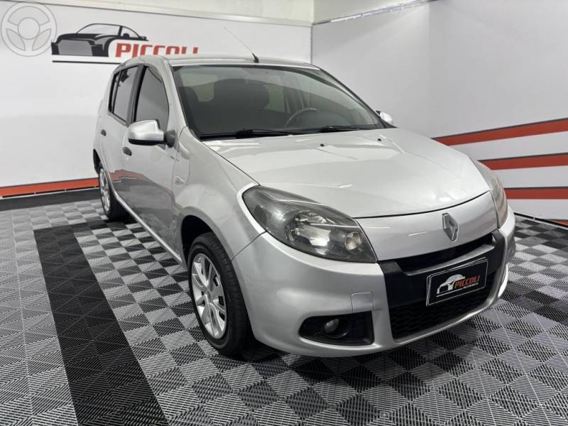 RENAULT - SANDERO 1.6 EXPRESSION 16V FLEX 4P MANUAL - 2013/2014 - PRATA - R$ 33.900,00