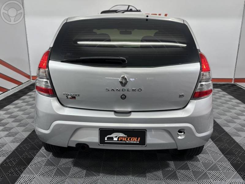 RENAULT - SANDERO 1.6 EXPRESSION 16V FLEX 4P MANUAL - 2013/2014 - PRATA - R$ 33.900,00