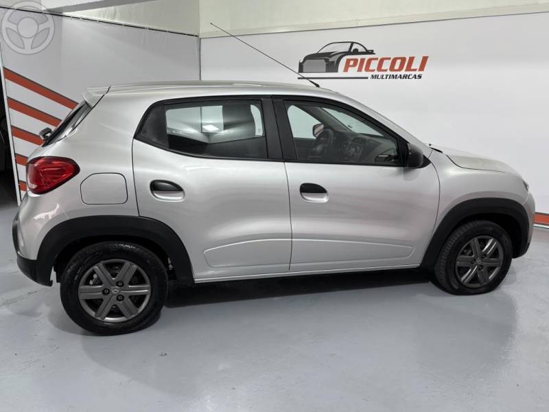 RENAULT - KWID 1.0 12V SCE FLEX ZEN MANUAL - 2023/2024 - PRATA - R$ 51.900,00