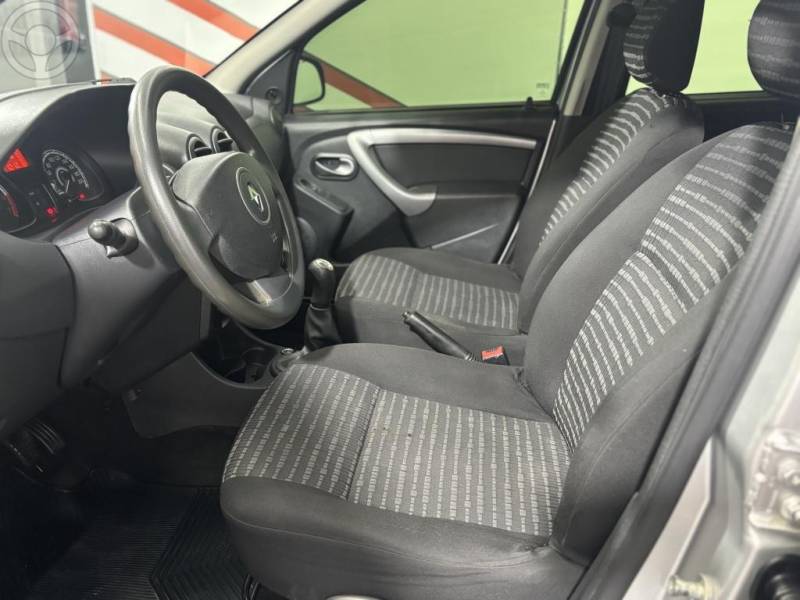 RENAULT - SANDERO 1.6 EXPRESSION 16V FLEX 4P MANUAL - 2013/2014 - PRATA - R$ 33.900,00